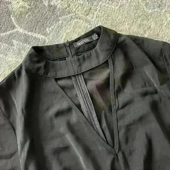 Boohoo black v neck blouse - Picture 3 of 3